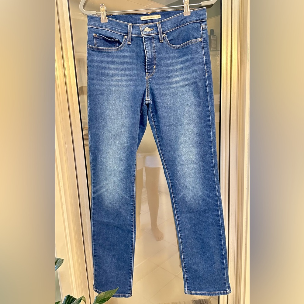 Levi's Women's Straight Leg Jeans in Classic Blue